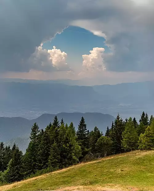 معنی کلمه سوراخ در فرهنگ عمید