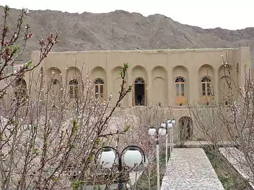 معنی کلمه آباده در فرهنگ معین